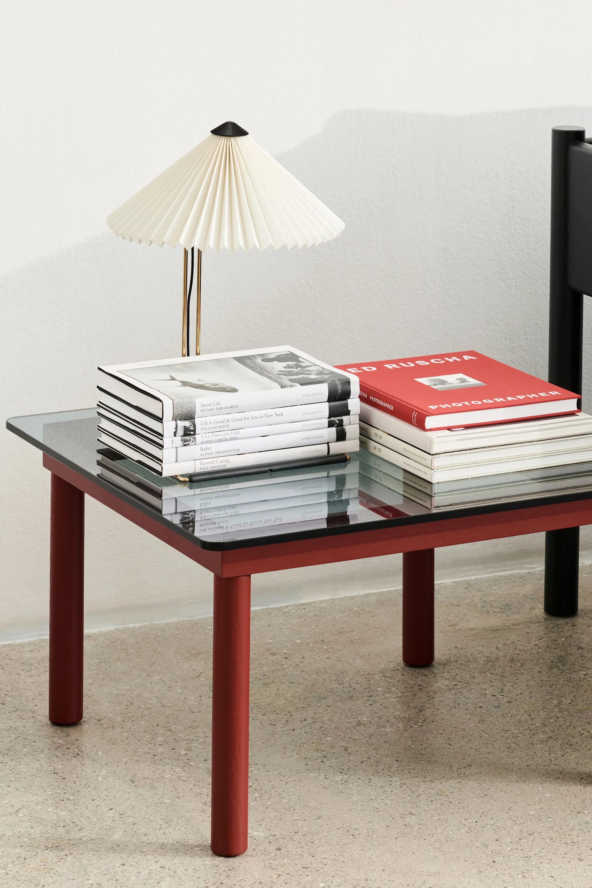 Så väljer du rätt soffbord - bild som visar Kofi soffbord i kvadratisk modell i färgen barn red från HAY. 