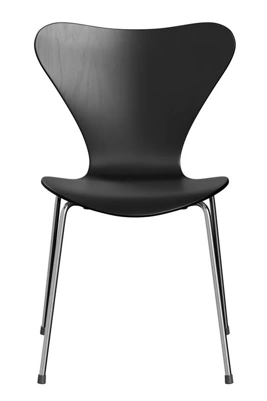 Sjuan stol i krom och svart från Fritz Hansen, formgiven av Arne Jacobsen.