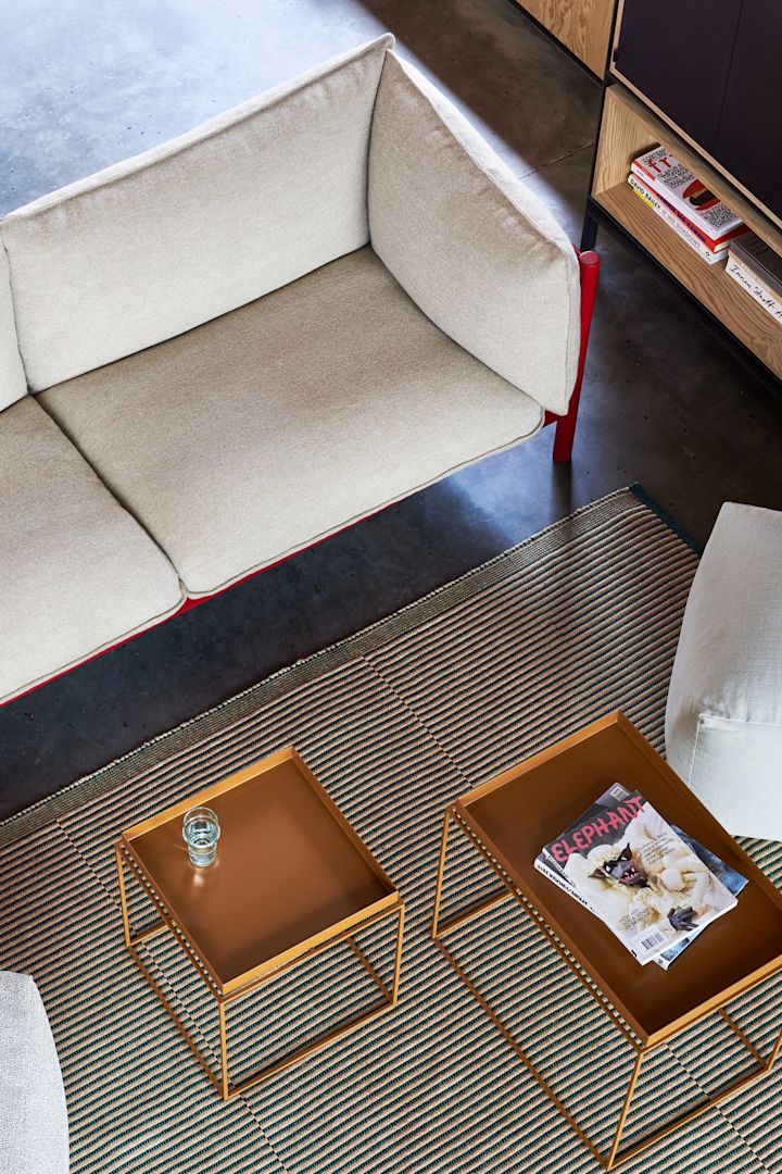 Så väljer du rätt soffbord - Bild som visar Tray table i olika storlekar i färgen toffee från danska HAY, placerade framför ljus soffa på beige matta.