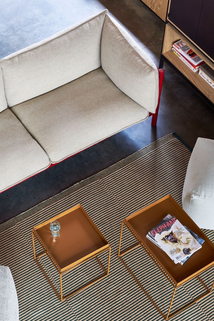 Så väljer du rätt soffbord - Bild som visar Tray table i olika storlekar i färgen toffee från danska HAY, placerade framför ljus soffa på beige matta.