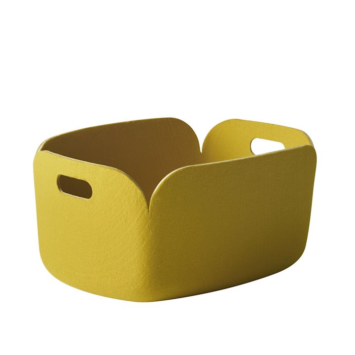Snygg och praktisk förvaring får man med Restore förvaringskorg från Muuto, här i en härlig gul nyans. En smart och snygg förvaringslösning som är ett bra julklappstips för den som behöver mer ordning och reda hemma.