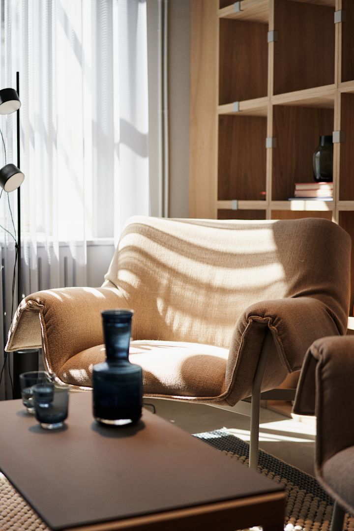 Ett annat exempel på en bullig och mjuk fåtölj som går hand i hans med höstens inredning 2023 är Wrap lounge chair från Muuto, här i ett linnetyg med vitt underrede i stål.
