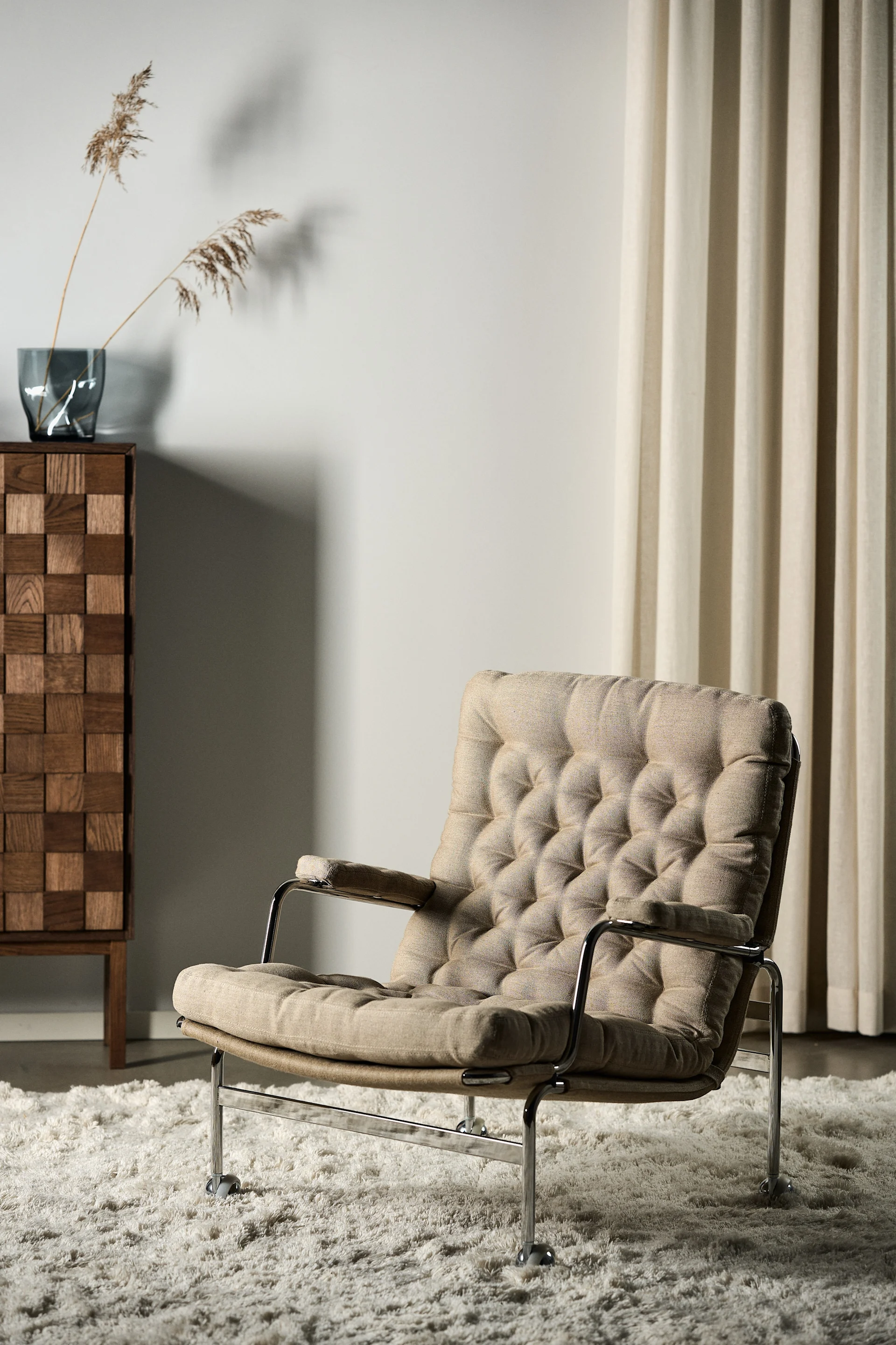 Inred med designklassiker för ett snyggt vardagsrum, som med Karin fåtölj från DUX exempelvis.