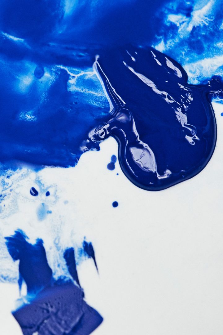 Royal Copenhagens ikoniska blå färg som används när de handmålar sitt blåvita porslin.