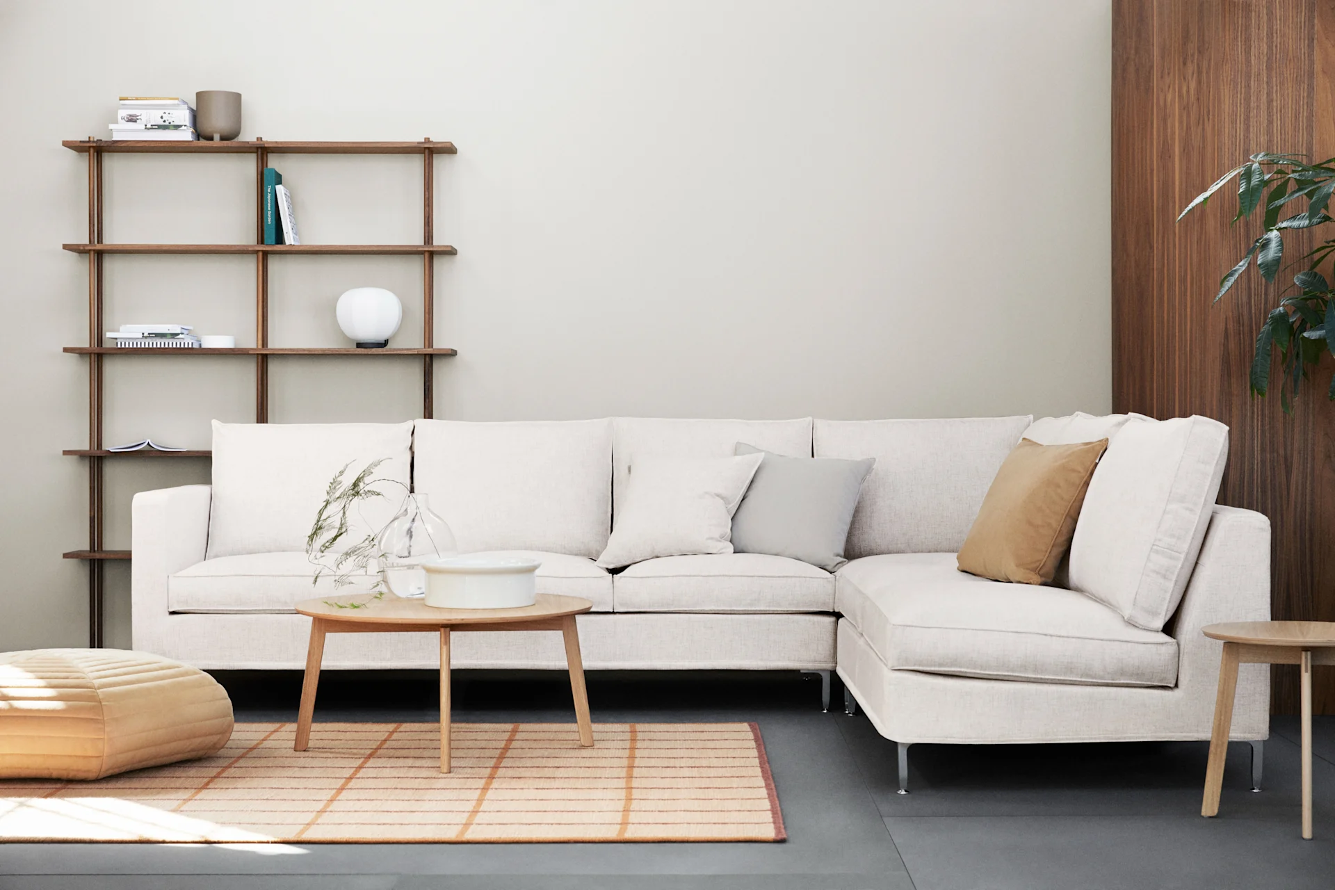 Alex hörnsoffa i färgen light beige från Fogia, en generös soffa med plats för många.