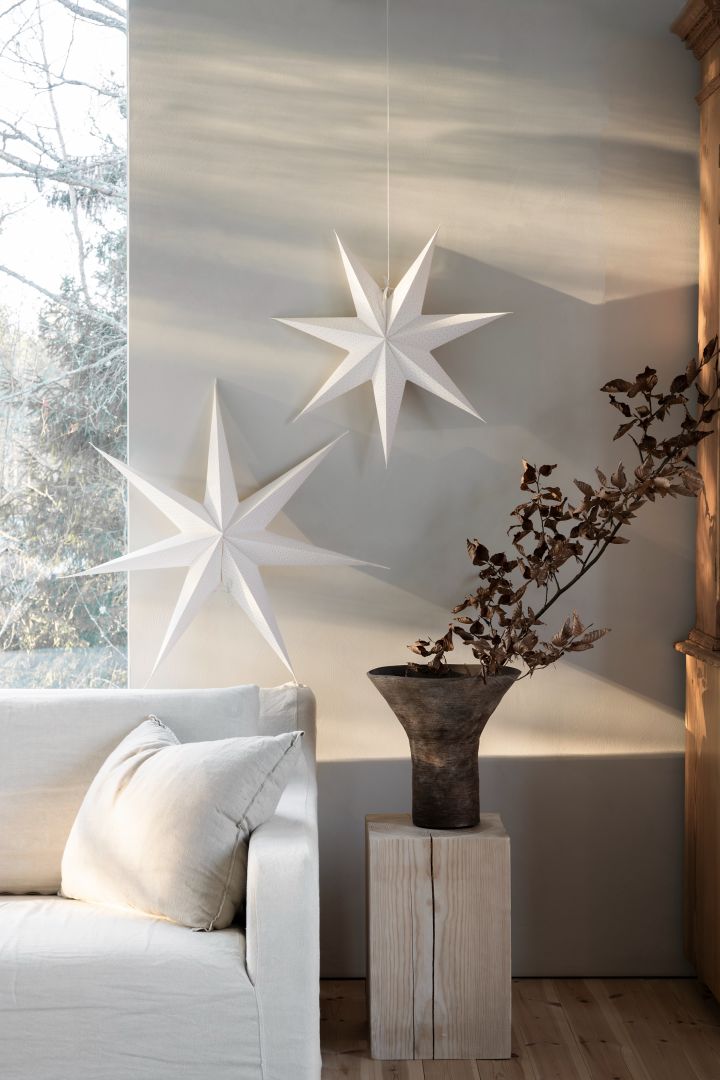 Inred med julstjärnor i vitt med Aino julstjärna från Watt & Veke, här hängandes om två på vägg.