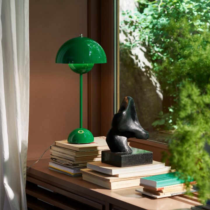 Inred med klassiska lampor i fönster, som exempelvis designlampan FlowerPot VP3 i färgen signal green från &Tradition.