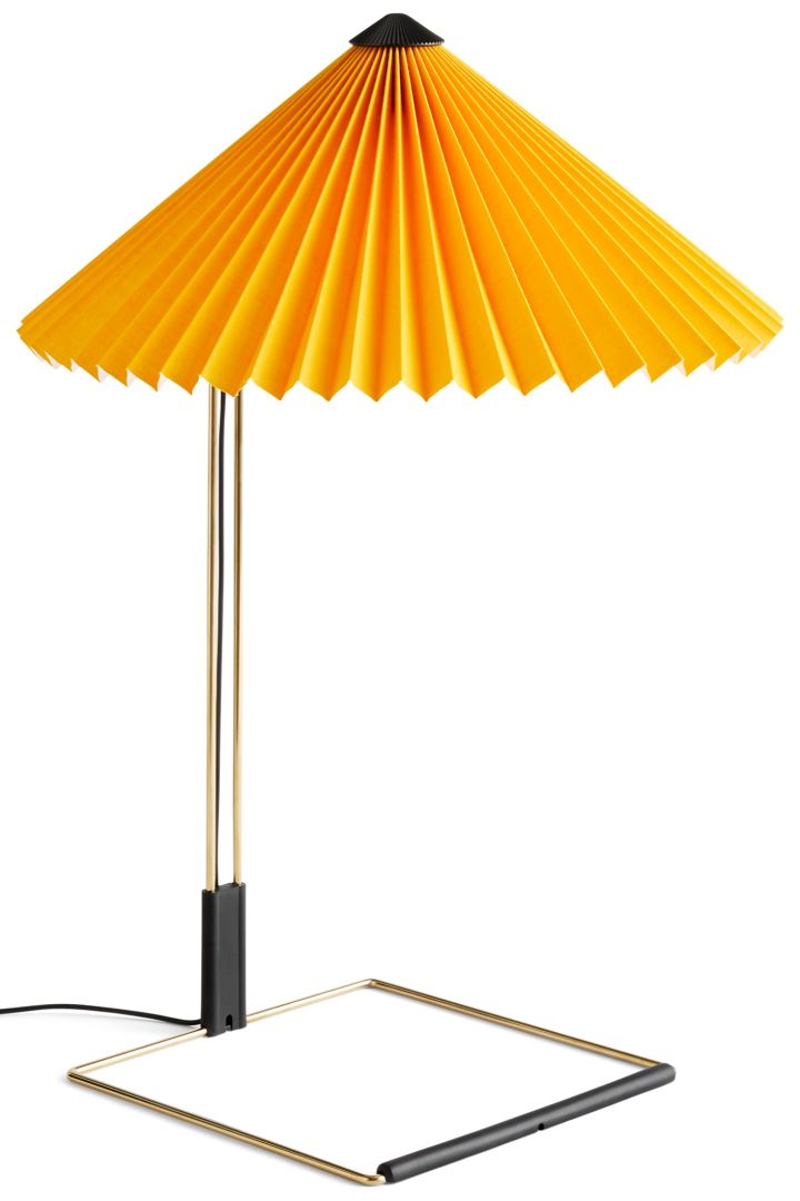 Bild som visar Matin bordslampa med gul plisserad skärm från HAY.