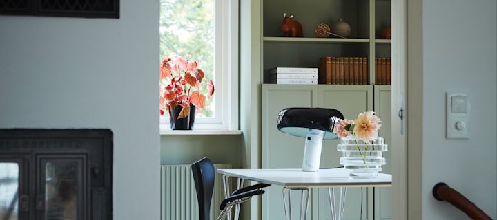 Hemma hos familjen Moser och deras modernt och stilfullt inredda hem. Här i kontoret som är inrett med skrivbordet FH125 från Fritz Hansen, Sjuan skrivbordsstol i svart och Snoopy lampa i svart från Flos.