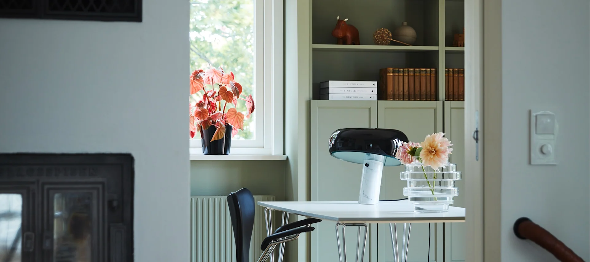 Hemma hos familjen Moser och deras modernt och stilfullt inredda hem. Här i kontoret som är inrett med skrivbordet FH125 från Fritz Hansen, Sjuan skrivbordsstol i svart och Snoopy lampa i svart från Flos.