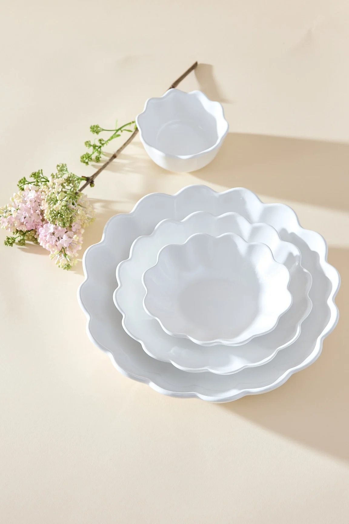 Mateus-porslin är populära studentpresenter som även är moderna klassiker. Oyster-serien finns i både skålar, fat och tallrikar i en rad olika färger vilket gör att man enkelt kan kombinera hur man vill. Här Oyster-skålar i vitt.