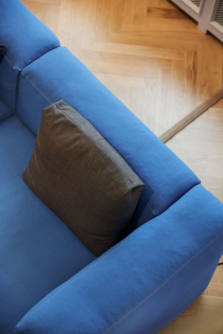 Höstens inredning 2023 bjuder på mycket färg, bild som visar en kleinblå soffa från HAY.