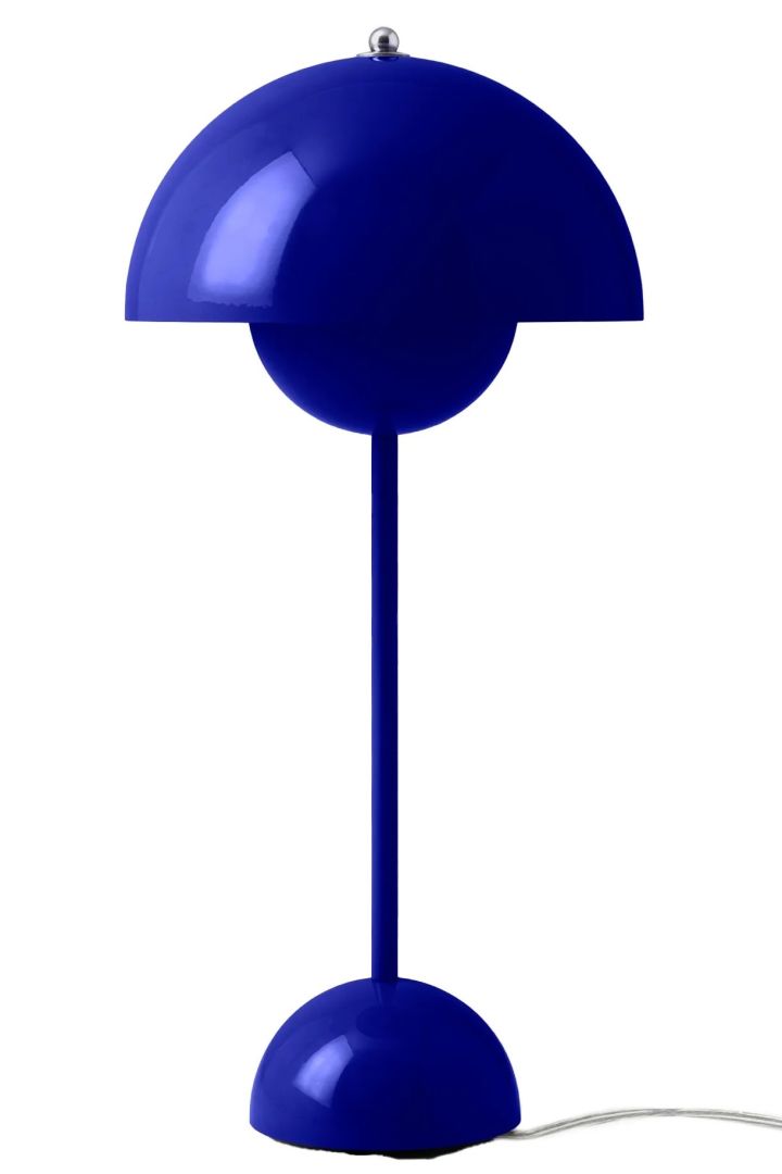 Verner Pantons klassiska FlowerPot VP3 bordslampa i färgen Cobolt blue, från &Tradition.