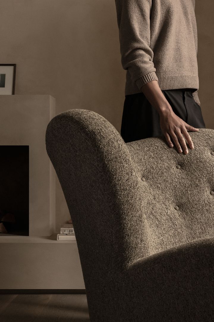 Bild som visar The tired man fåtölj i brun textil från Audo Copenhagen.