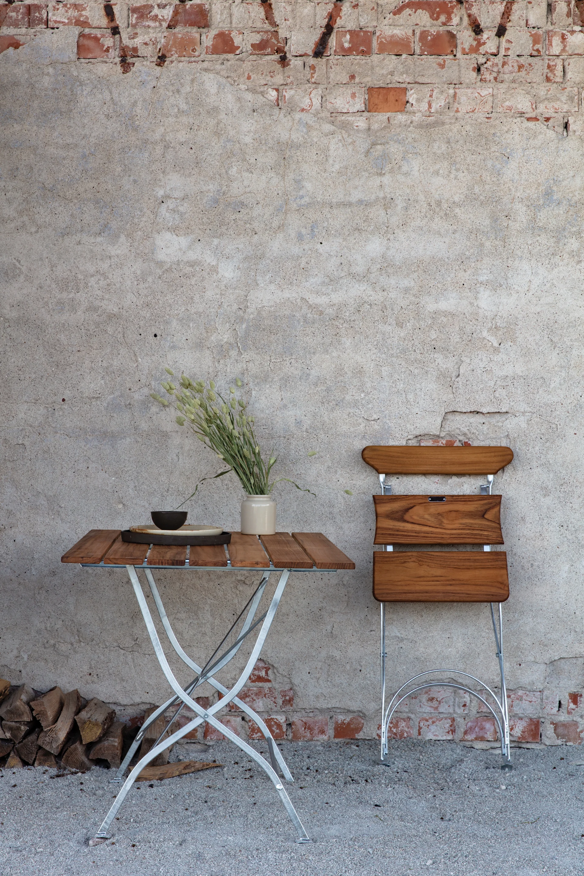 Bryggeri bord och stol i teak från Grythyttan Stålmöbler, klassiska trädgårdsmöbler som håller i många år.