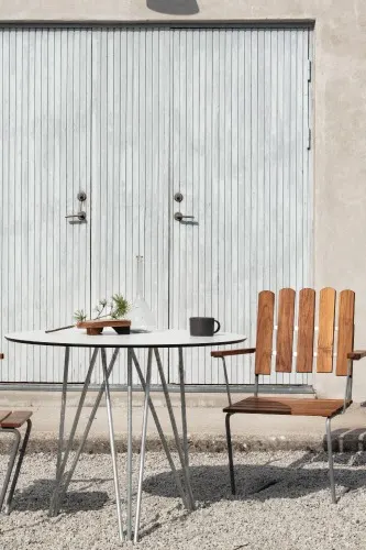 Uteplatst inredd med möbler från Grythyttan. 