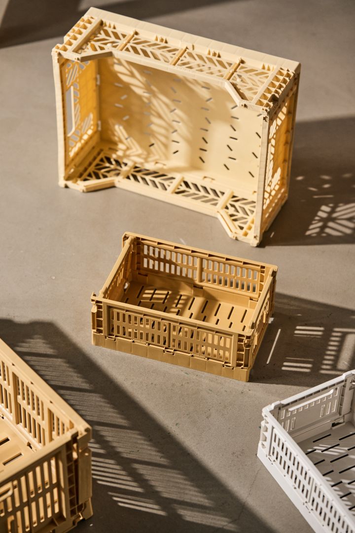 Bild som visar Crate förvaringskorgar från HAY i olika storlekar i färgerna Golden yellow och offwhite.
