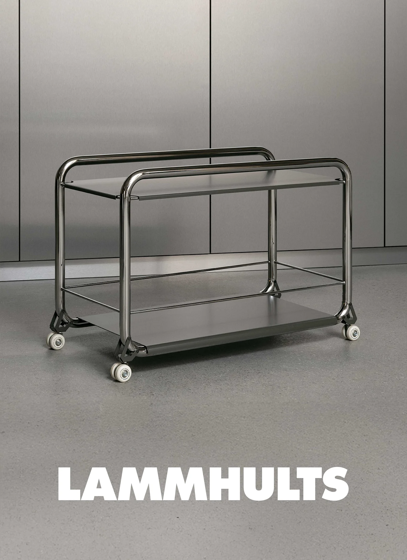 En blank stålvagn med två hyllplan och vita hjul mot en grå bakgrund.