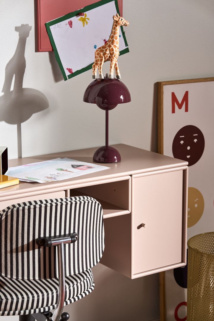 Montana Mini i barnrum, här i färgerna rhubarb och mushroom. Modulerna kan bygga både bokhylla, förvaringsbänk och skrivbord.