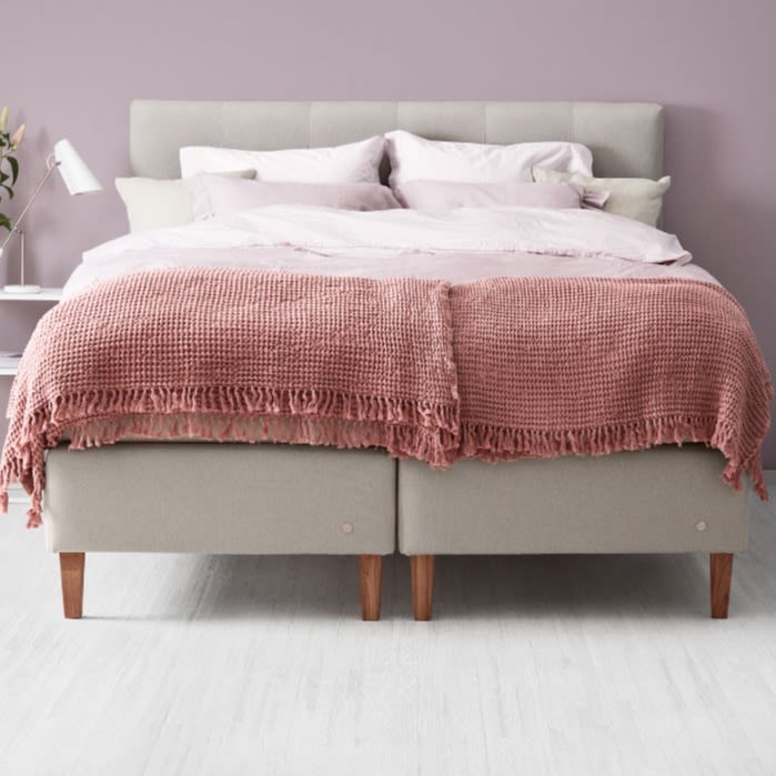 Hitta rätt säng som en kontinentalsäng - här en beige. 