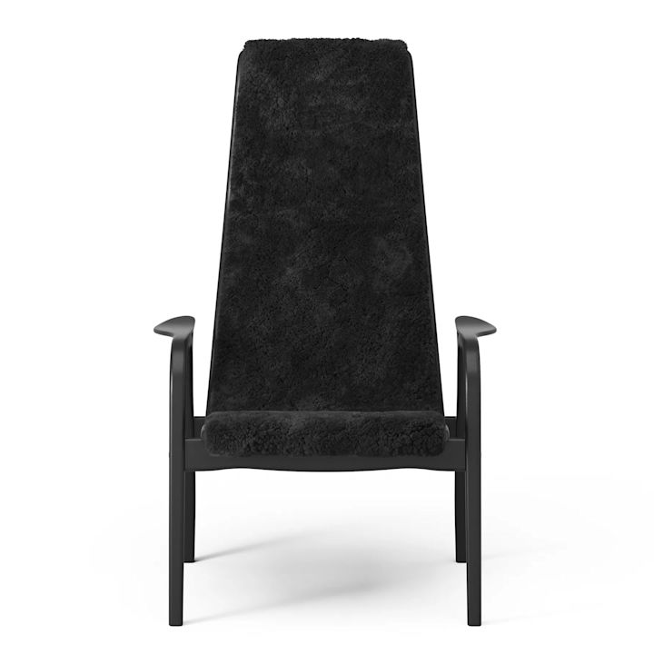 För den som vill ge bort en exklusiv sittmöbel i julklapp är Lamino fåtölj i black edition från Swedese ett fint alternativ. Den klassiska fårskinnsfåtöljen passar in i de allra flesta hem och kan leva vidare i generationer!