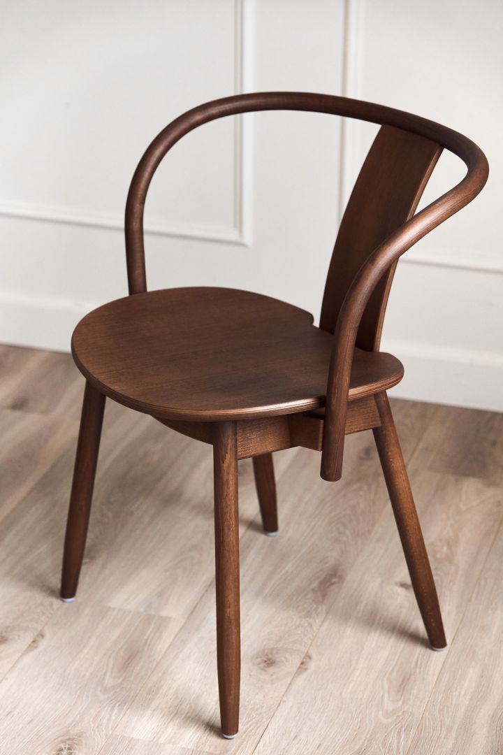 Icha stol i valnötsbetsad bok från Massproductions är en perfekt stol att sitta i vid en längre middag och är otroligt bekväm. Perfekt att ha runt ett långbord vid exempelvis nyårsmiddagen.