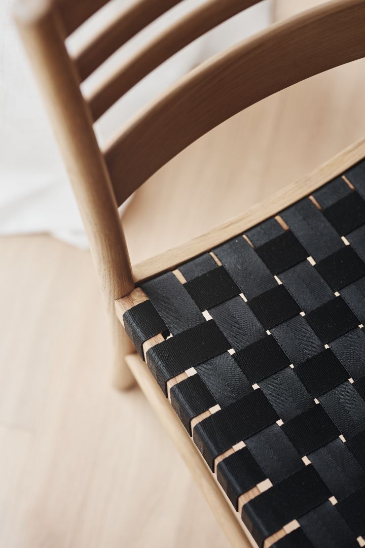 Lillö stol i ek med svart. flätad sits i nylon från varumärket 1898.