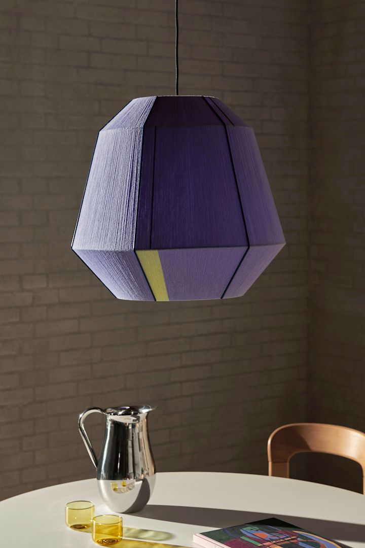 Bon Bon lampskärm i lila från HAY, en färgstark detalj som är perfekt att inreda med om du vill få in mer färg i ditt hem och i din inredning.