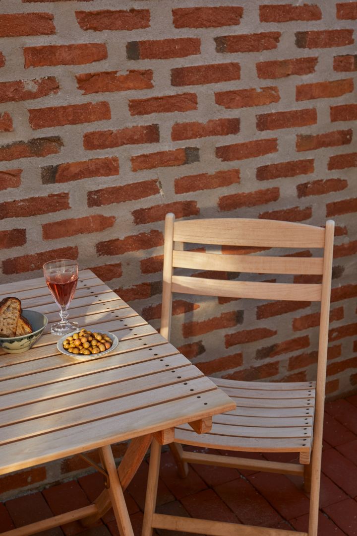 Selandia bord och stol i teak från Skagerak, klassiska trädgårdsmöbler som är fällbara.
