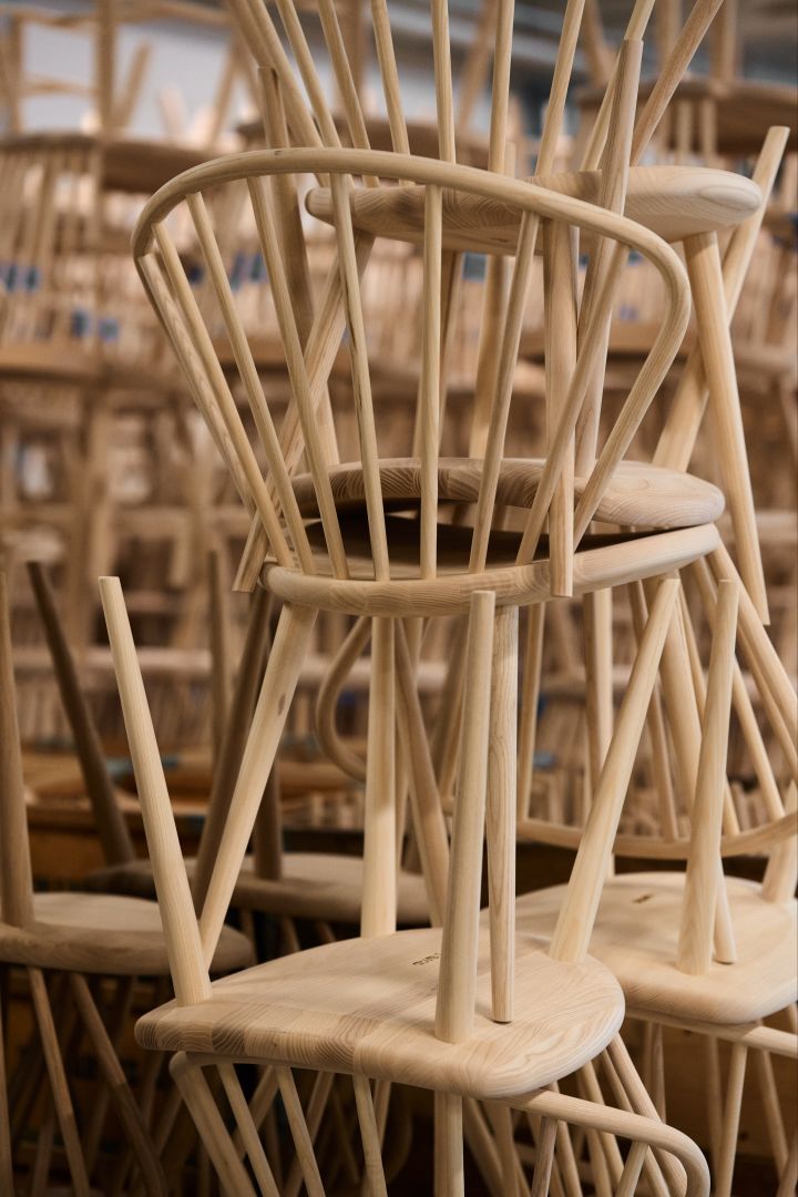 Miss Holly-stolar staplade på varandra i Stolabs fabrik.