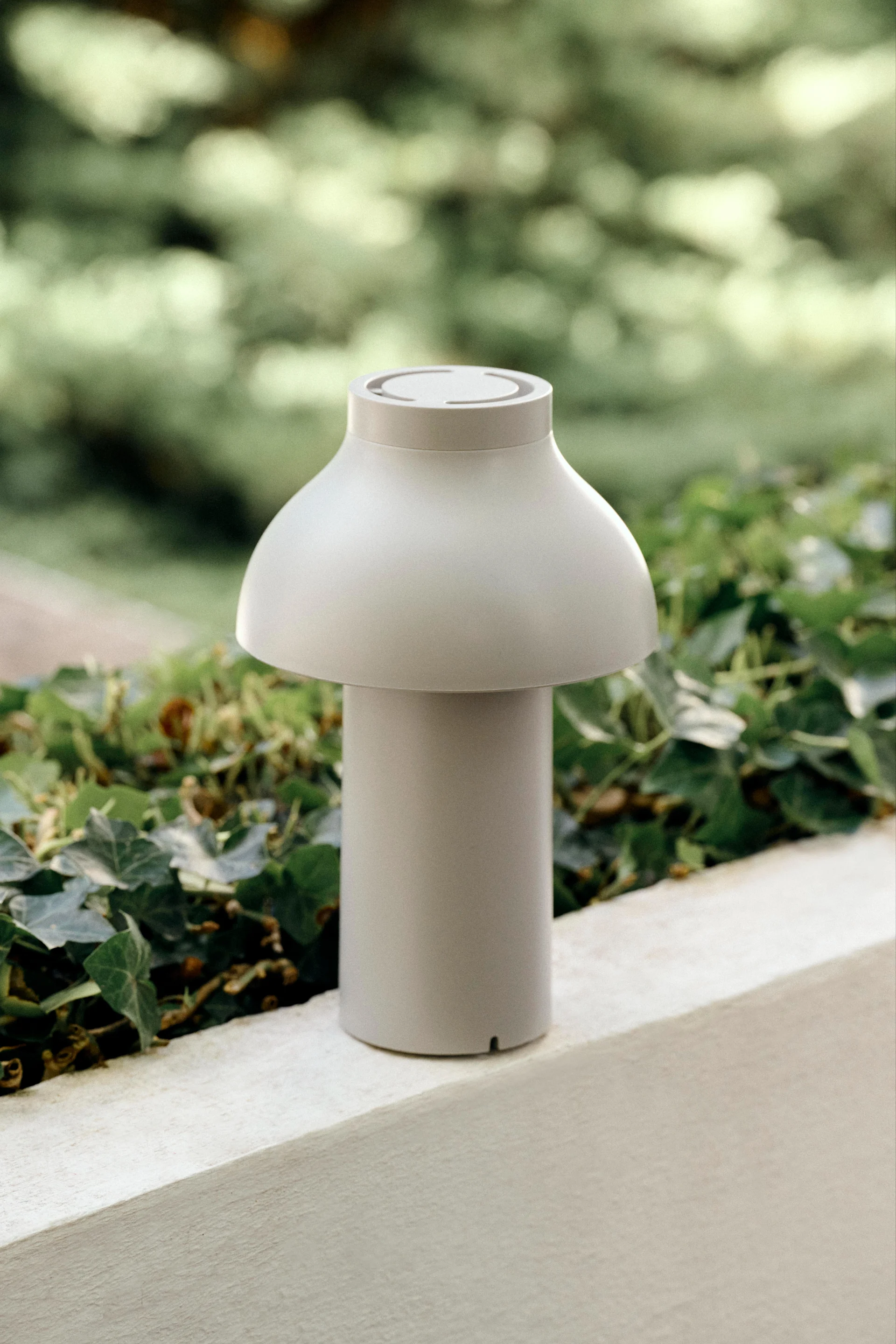 PC portabel lampa i färgen cool grey från HAY är utebelysning som förhöjer utomhusinredningen och gör en fin uteplats mysig att vara på under mörka sommarkvällar.