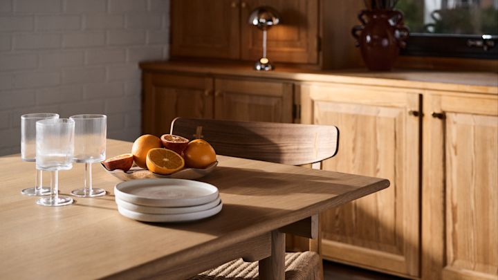Sandsbro porslin från Scandi Living dukat på CH327 matbord från Carl Hansen & Son.