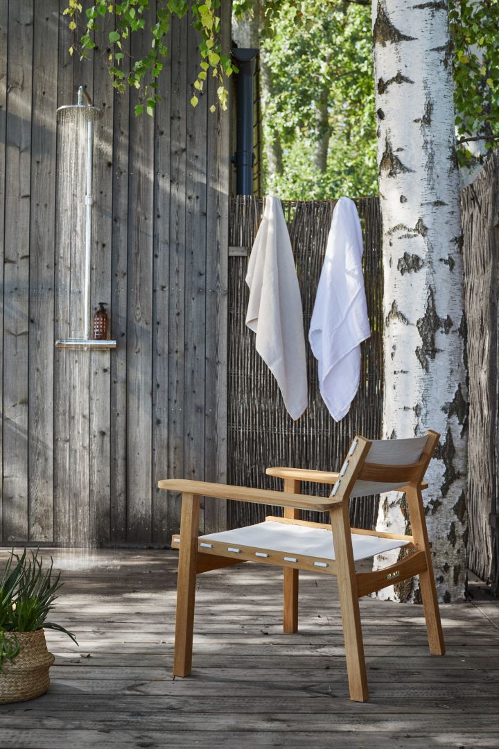 Djurö stol från Skargaarden finns helt i teak eller med tygklädd sits, en klassisk trädgårdsmöbel med tidlös och stilren design.