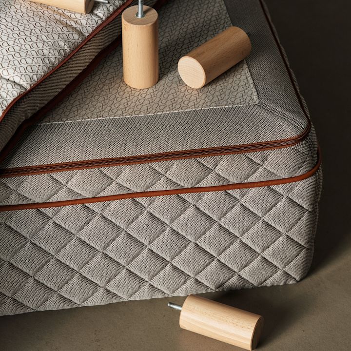 DUX 3003 ramsäng ger ett snyggt sovrum både komfort och bra sömnkvalitet, dessutom har den en tidlös och neutral design som passar in i de allra flesta hem, enkel att matcha med övrig inredning.