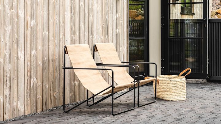 Desert solstol från ferm Living passar perfekt på både den lilla och stora balkongen.