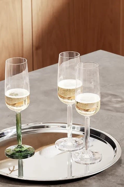 Bild som visar Hammershoi champagneglas med grön fot från Kähler, placerade på köksö.