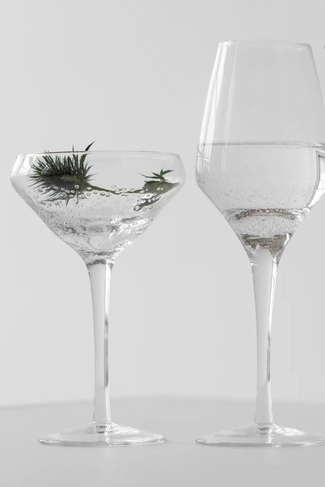 Addera festliga glas till den enkla nyårsdukningen, som Bubbles  champagneglas från ByOn som har vackert insprängda bubblor i glaset vilket ger det både karaktär och extra glimmer.