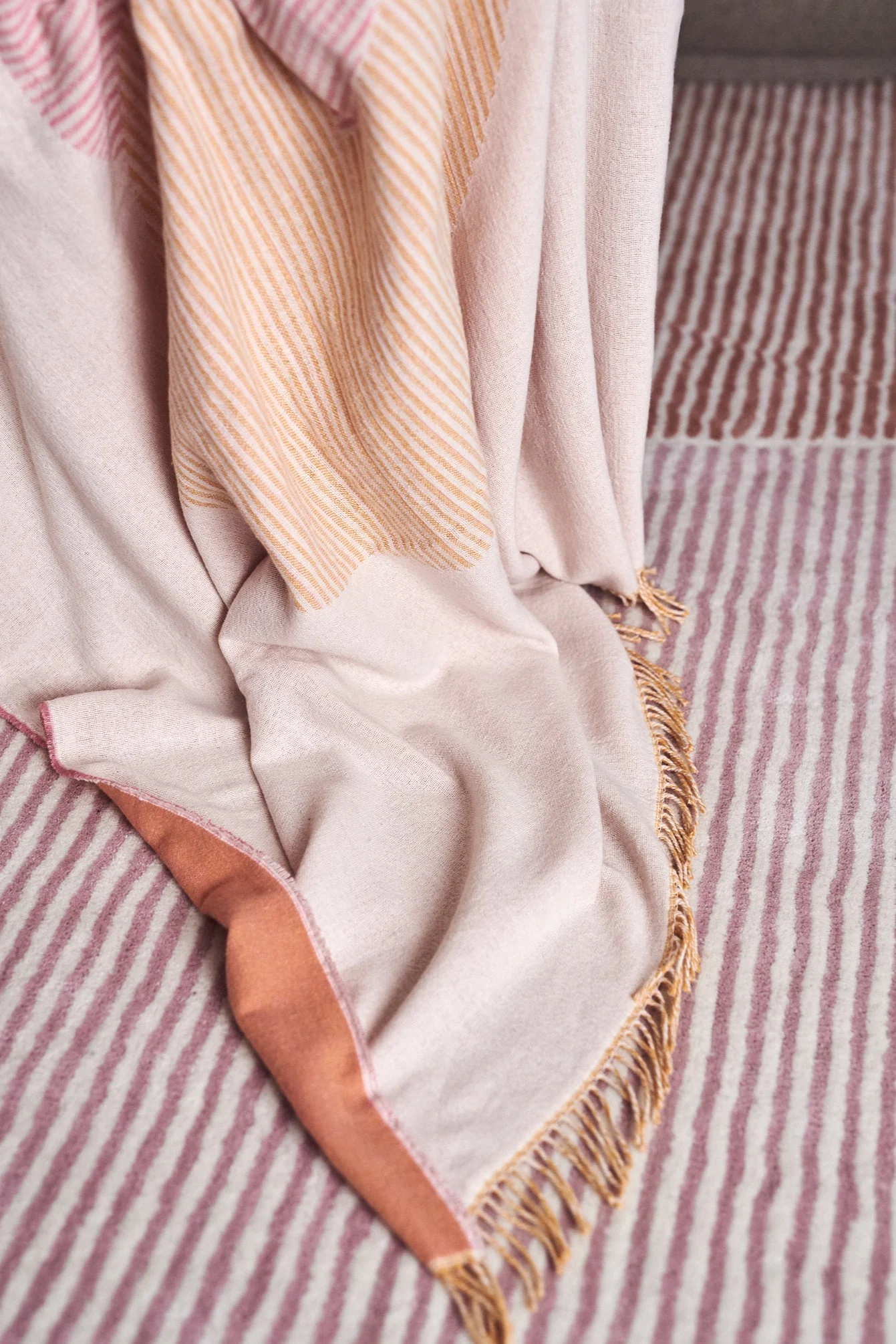 Rosa, vit och persikofärgad bomullspläd från NJRD i grafisk design. 