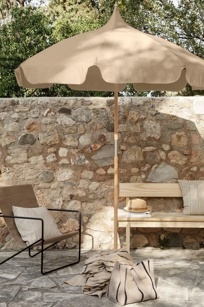 Desert solstol från Ferm Living i färgen sand cashmere.