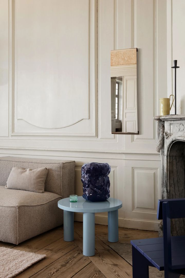 Välj rätt storlek på möbler när du inreder för ett snyggt vardagsrum, här Post soffbord i en ljusblå nyans från Ferm LIVING.