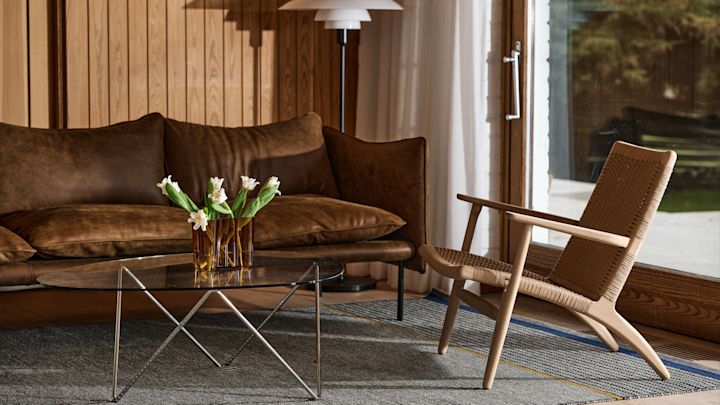 Tidlös inredning med möbler som Tiki soffa från Fogia och Pedrera soffbord från Gubi.