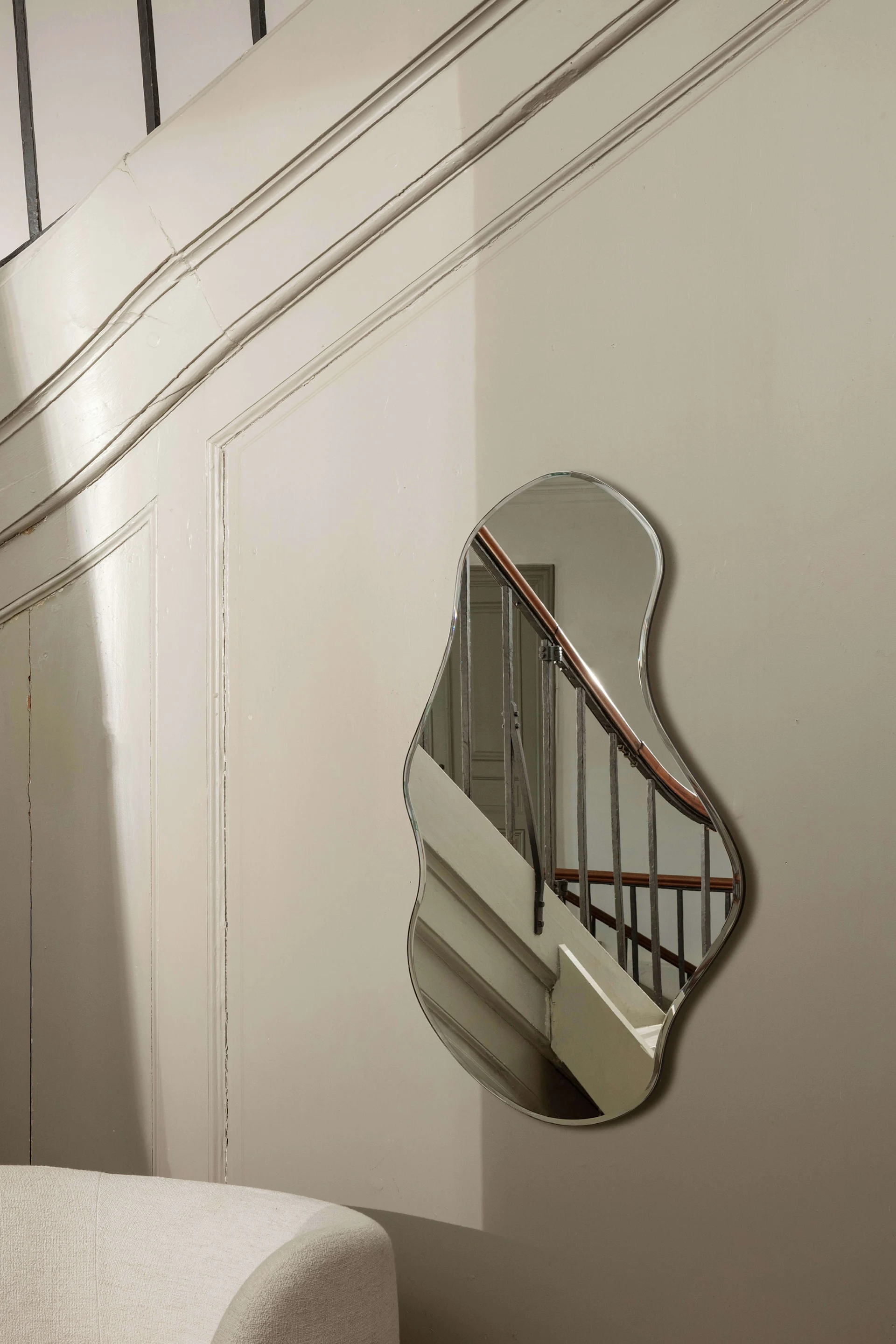 För den designintresserade studenten som kanske flyttar till sitt första egna hem är Pond spegel från Ferm Living ett bra tips. Den formstarka spegeln har ett modernt uttryck som gör den både praktisk och dekorativ.