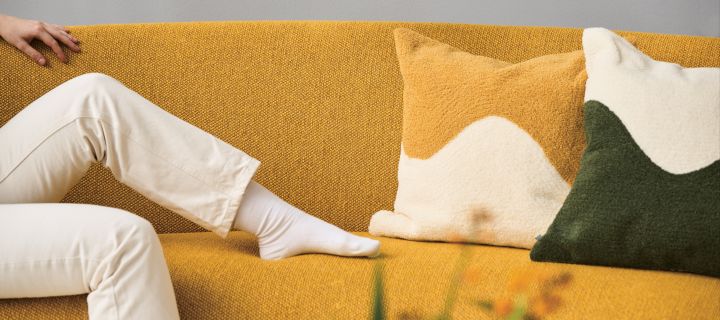 Rengöra soffa, vår guide på hur du enkelt rengör och tar hand om din soffa på bästa sätt, oavsett om det är en tygsoffa eller lädersoffa. Här Dandy soffa från Massproductions i gult.