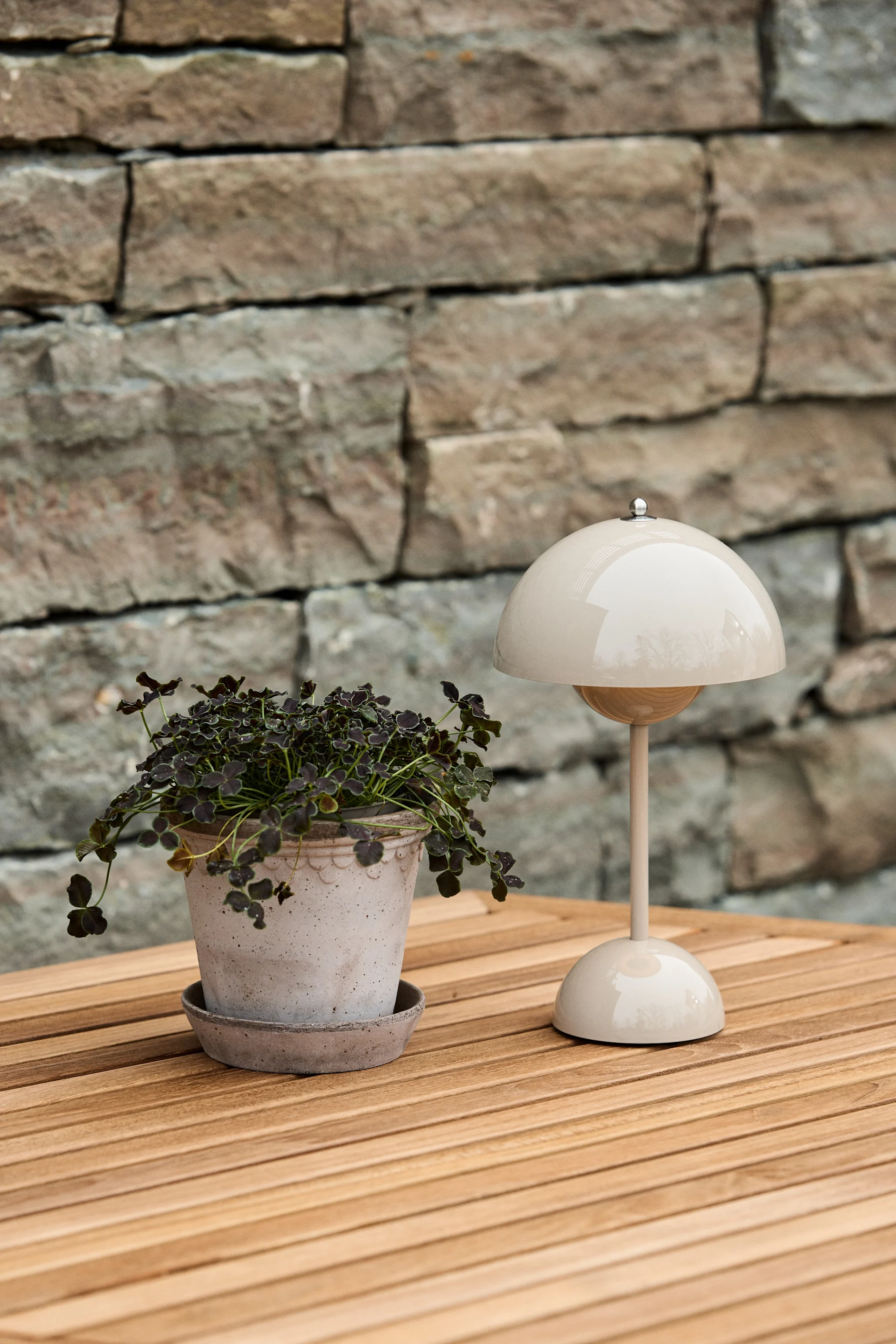 Köpenhamn är en liten utomhuskruka från Bergs Potter, här bredvid portabel Flower Pot lampa i beige.