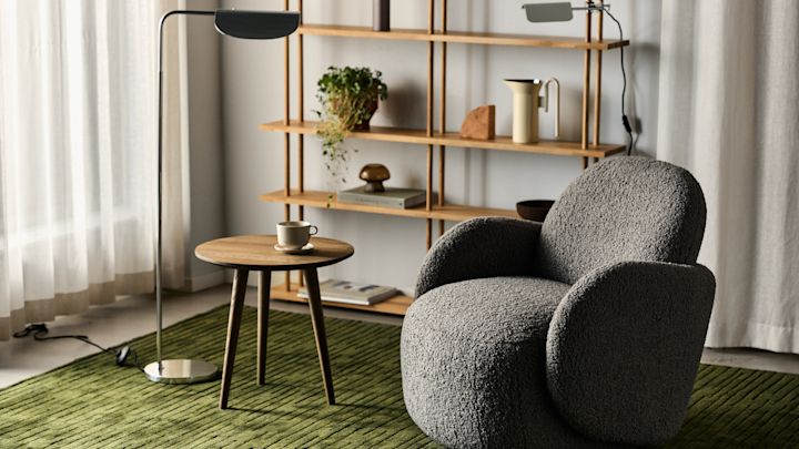 Wing golvlampa från Audo Copenhagen är en stilren variant bland snygga golvlampor som gör sig ypperligt i det lite mer moderna vardagsrummet med sin vinklingsbara skärm och stativ i stål.