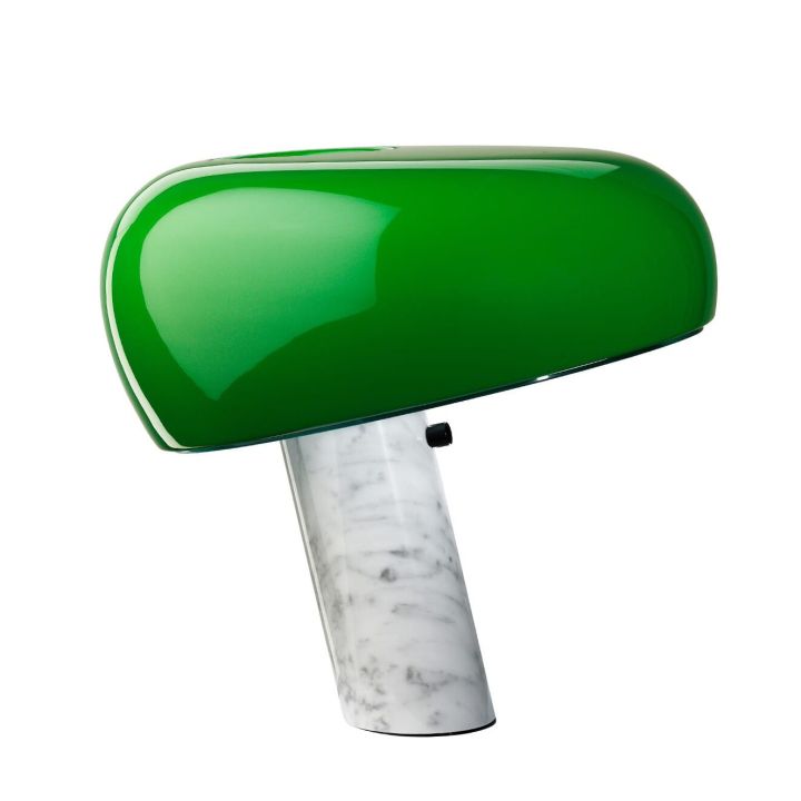 Snoopy bordslampa i grönt från Flos är en riktig klassiker bland designlampor och har en karaktäristisk design där formen är inspirerad av den klassiska seriefiguren Snobben.