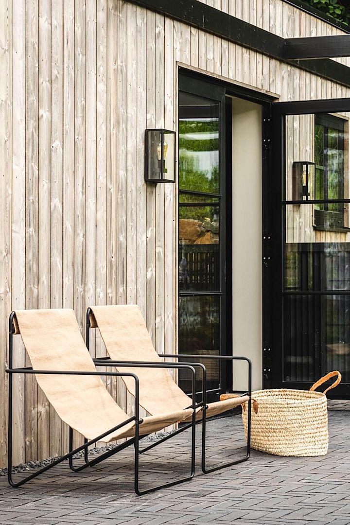 Desert solstol från Ferm Living i färgen sand med svart stativ.
