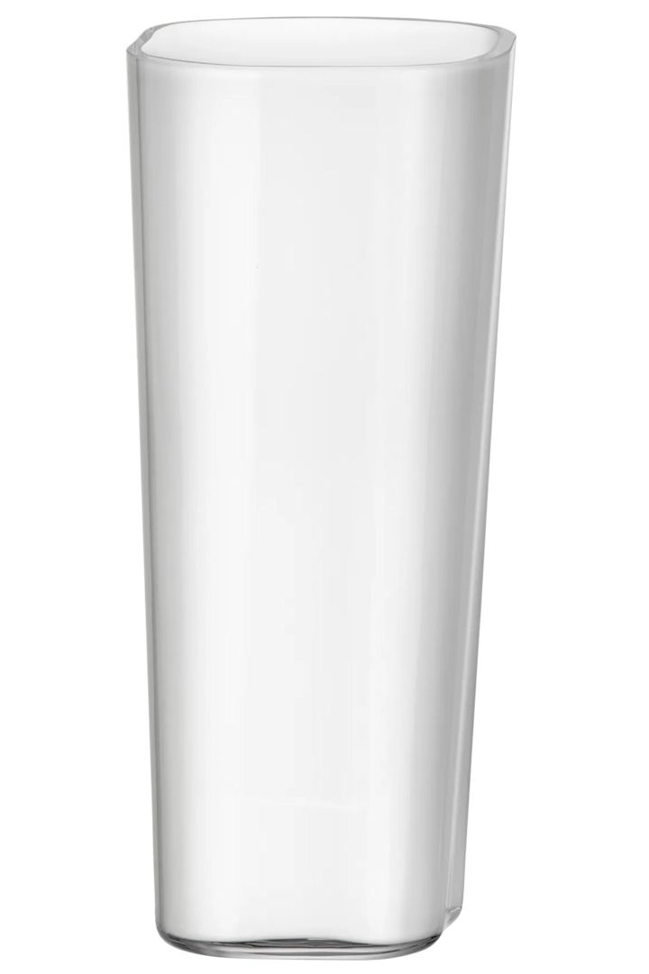 Aalto-vas i opalvit från Iittala, en nylansering av originalet som kom 1936, nu åter i kollektionen i samband med Alvar Aaltos 125-årsjubileum.