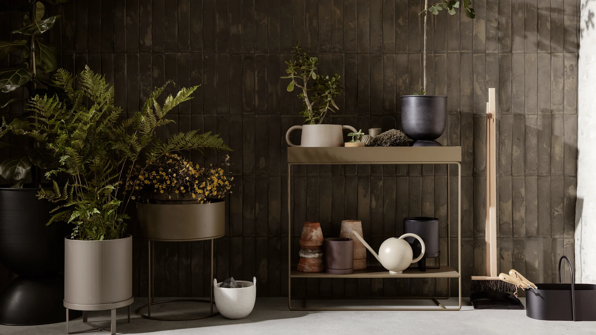 Utomhusinredning och trädgårdstillbehör som ger en fin uteplats, som Plant box konsollbord och krukor från Ferm Living.