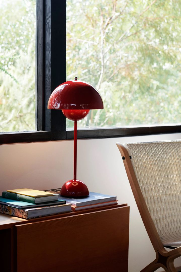 FlowerPot VP3 lampa i rött är en designklassiker formgiven av Verner Panton för &Tradition.